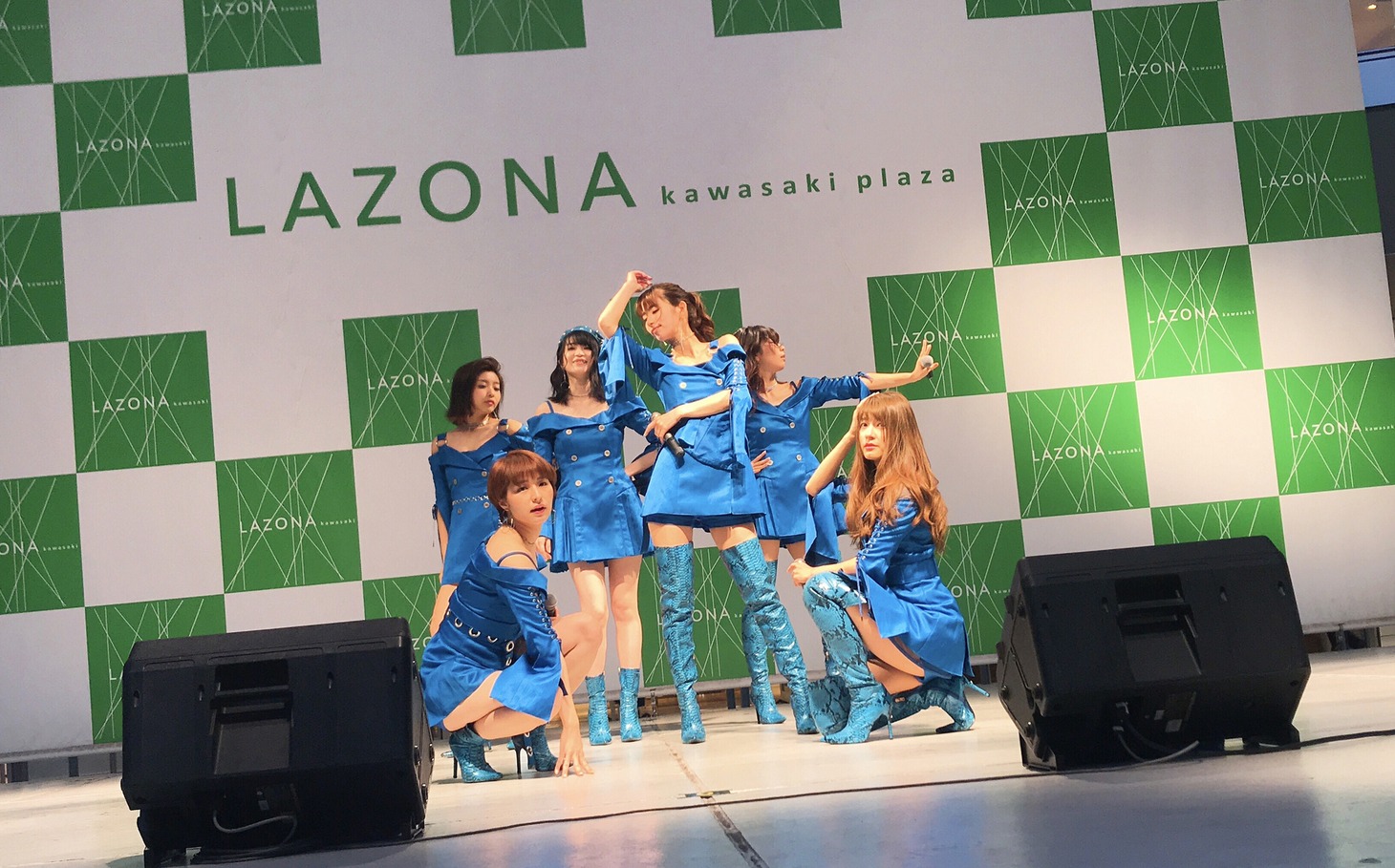 神奈川・ラゾーナ川崎プラザ ルーファ広場 グランドステージでのリリースイベントの様子。（写真提供：日本クラウン）