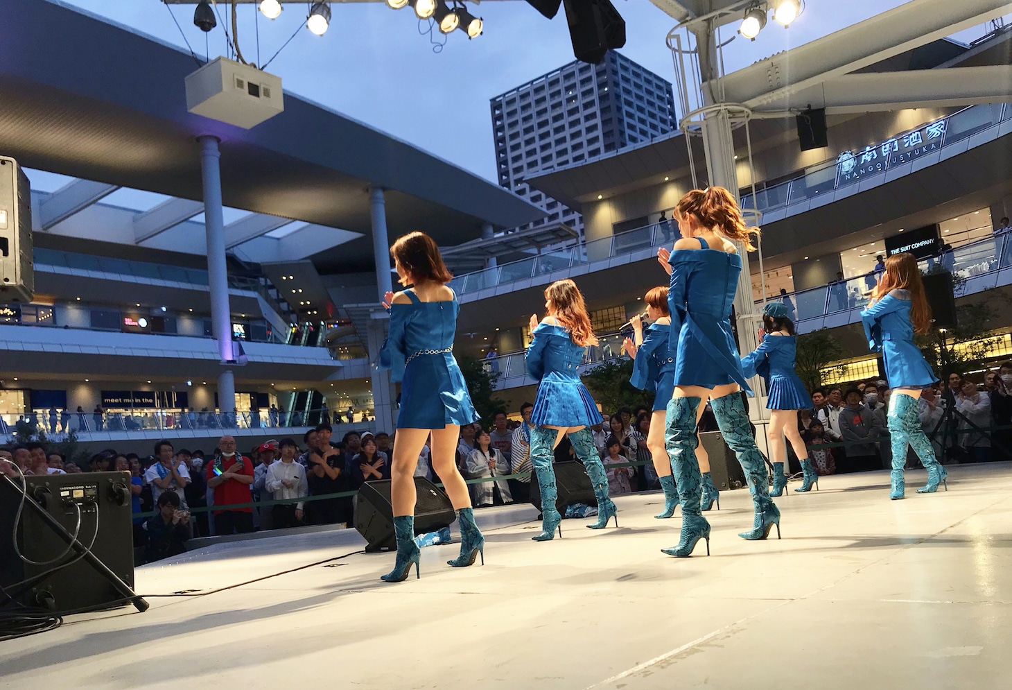 神奈川・ラゾーナ川崎プラザ ルーファ広場 グランドステージでのリリースイベントの様子。（写真提供：日本クラウン）
