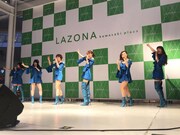 神奈川・ラゾーナ川崎プラザ ルーファ広場 グランドステージでのリリースイベントの様子。（写真提供：日本クラウン）