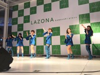 神奈川・ラゾーナ川崎プラザ ルーファ広場 グランドステージでのリリースイベントの様子。（写真提供：日本クラウン）