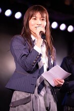 向井地美音からの手紙を代読する岡部麟。(c)AKS