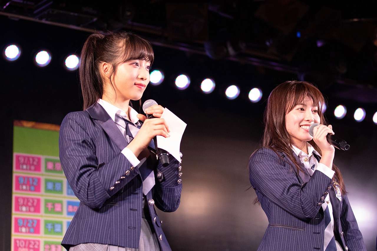 左から小栗有以、岡部麟。(c)AKS