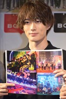 お気に入りのページを開く山中柔太朗。