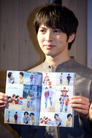 お気に入りのページを開く吉田仁人。