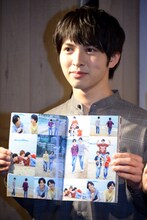 お気に入りのページを開く吉田仁人。