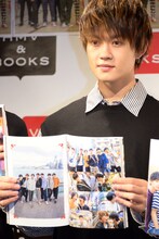 お気に入りのページを開く佐野勇斗。