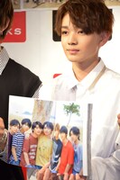 お気に入りのページを開く宮世琉弥。