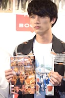 お気に入りのページを開く板垣瑞生。