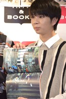 お気に入りのページを開く塩崎太智。