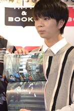 お気に入りのページを開く塩崎太智。