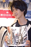 お気に入りのページを開く曽野舜太。