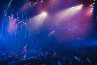 金箔が降り注ぐ中、「Loyalty」をパフォーマンスするANARCHY。（Photo by cherry chill will.）