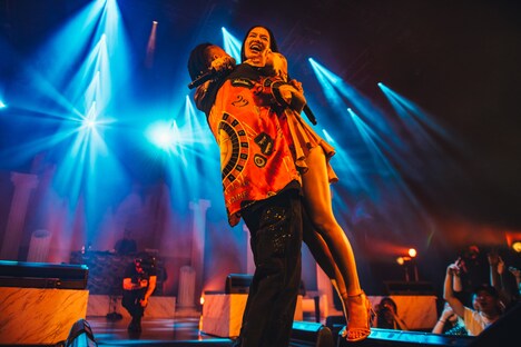 Awichを抱き上げるANARCHY。(Photo by cherry chill will.)