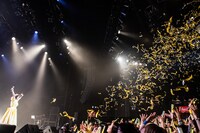 フロアに放たれる金テープ。