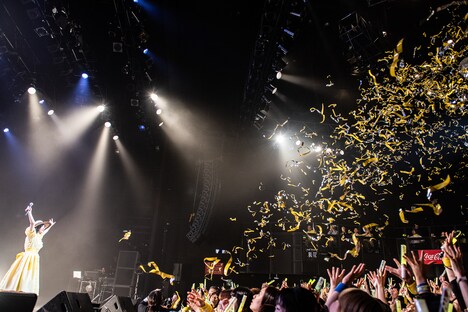 フロアに放たれる金テープ。