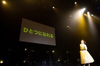 ぽーランド国家「ゼッテーアナーキー」の合唱を求める小林歌穂。