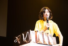 11個のプレゼントを持ってきた小林歌穂。