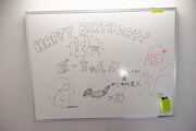 控え室のホワイトボードに描かれたバースデーメッセージ。
