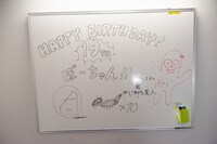 控え室のホワイトボードに描かれたバースデーメッセージ。