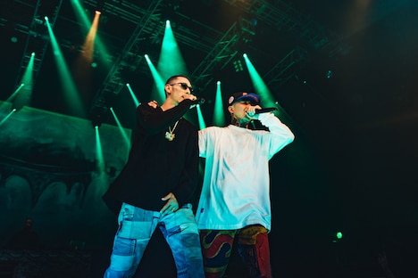 左からIO(KANDYTOWN)、ANARCHY。(Photo by cherry chill will.)