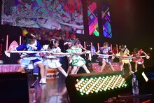 「あっぱれサマーっ!!」を披露する天晴れ！原宿。