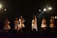 雨宮かのんに向けて手紙を読み上げる森青葉（左から3番目）。