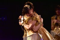 抱き合う雨宮かのんと澪風。