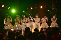 雨宮かのんにサプライズで「フレンドリーム」を歌うはちみつロケットメンバー。