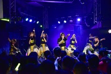 「未来へススメ！」を歌うはちみつロケット。