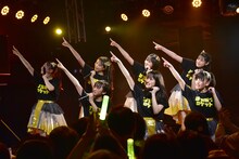 「未来へススメ！」を披露するはちみつロケット。