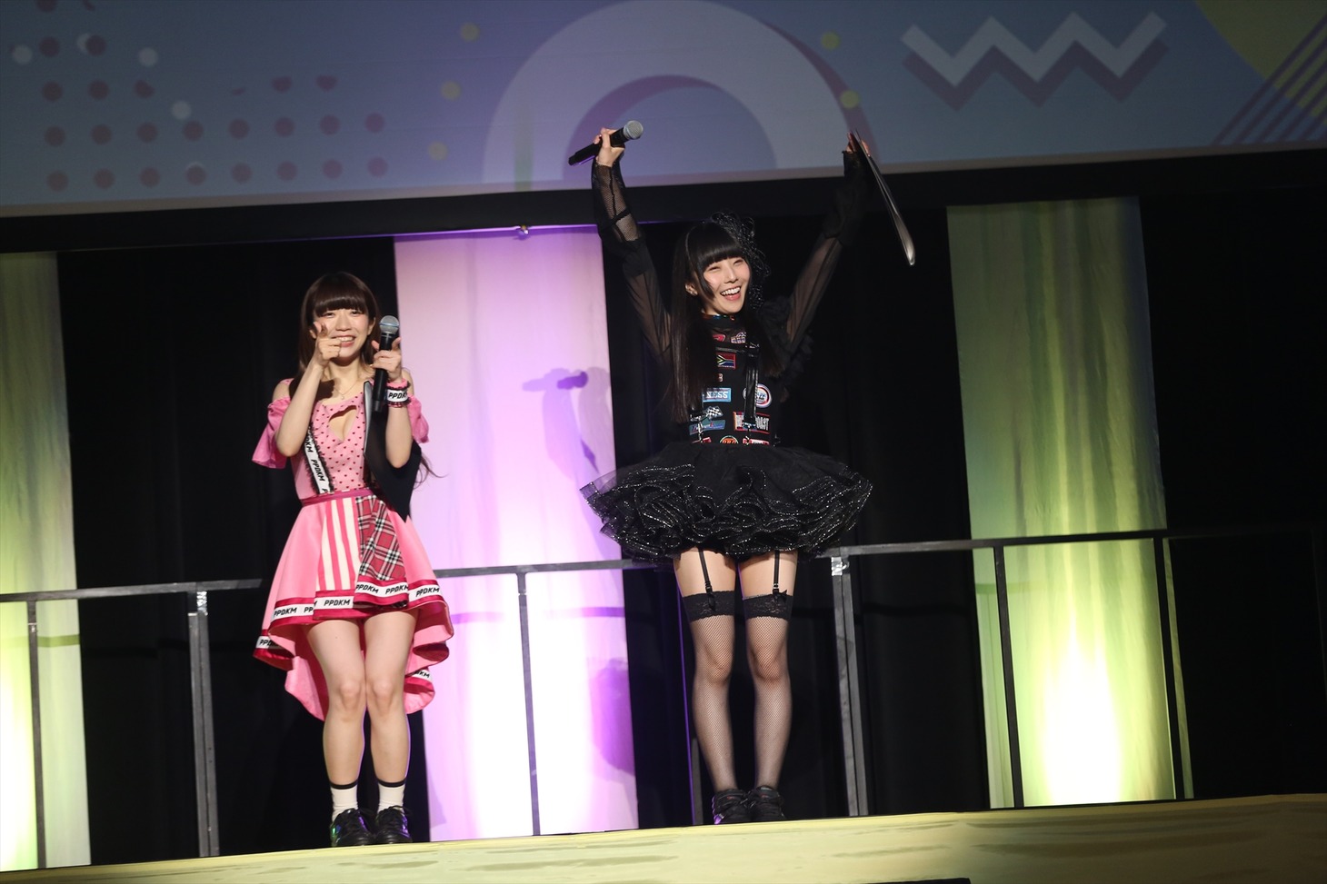 左からぱいぱいでか美、相沢梨紗（でんぱ組.inc）。（Photo by cherryman）