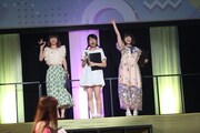 左から藤咲彩音(でんぱ組.inc)、鹿目凛(でんぱ組.inc)、根本凪(でんぱ組.inc、虹のコンキスタドール)。(Photo by cherryman)