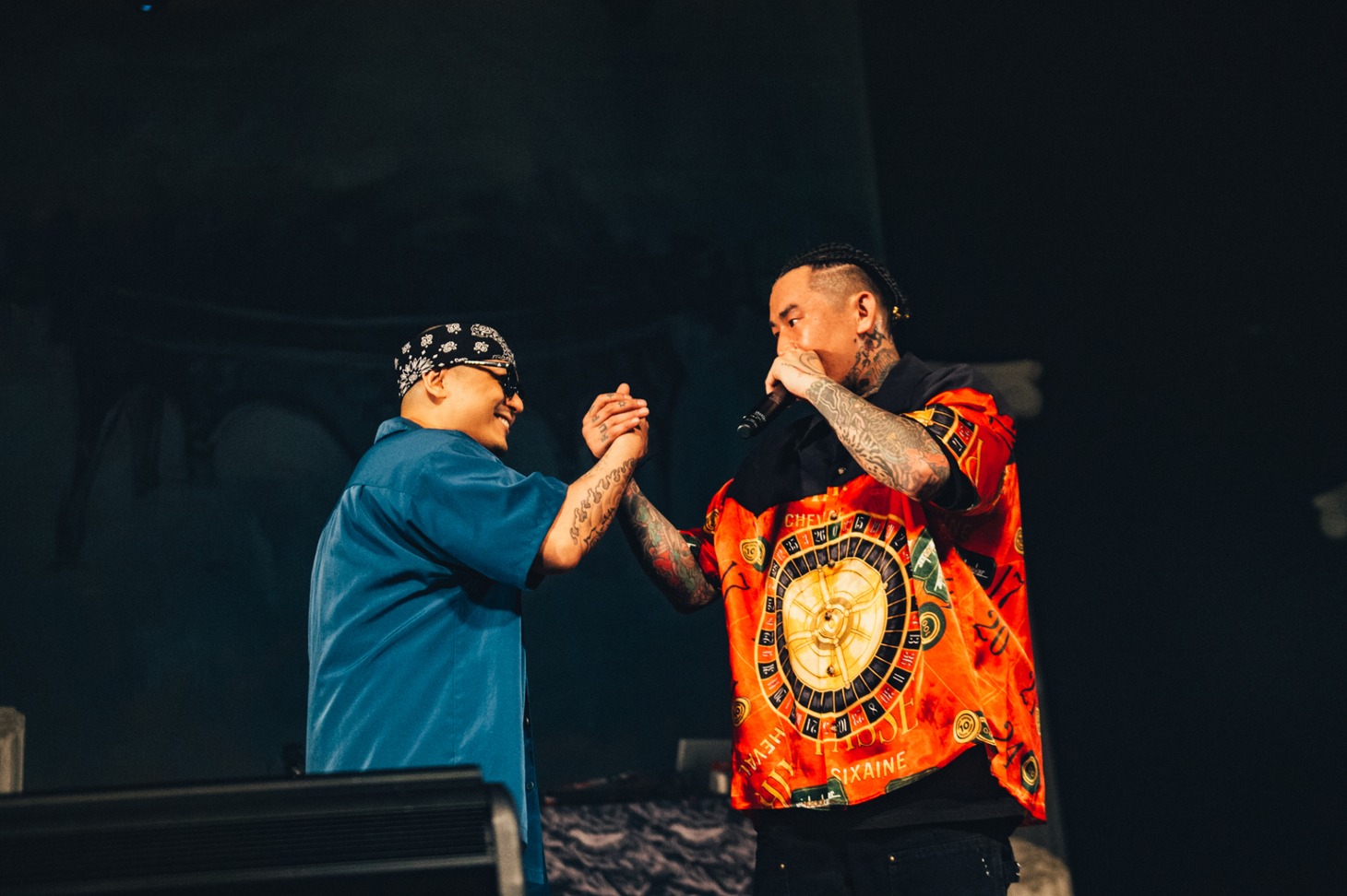 MACCHO（OZROSAURUS）と手を組むANARCHY。（Photo by cherry chill will.）