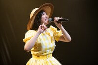 いつもより長めの自己紹介で「あっちむいてぽー」を繰り返す小林歌穂。