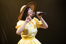 いつもより長めの自己紹介で「あっちむいてぽー」を繰り返す小林歌穂。