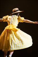 観客からの「回って」のリクエストに答えてくるくる回る小林歌穂。