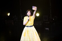 緊張を和らげるためステージ上のモニタにひっそり犬の写真を貼り付けていたことを告白する小林歌穂。