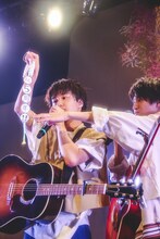 最後のサプライズ発表を読み上げるさくらしめじ。（撮影：鈴木友莉）