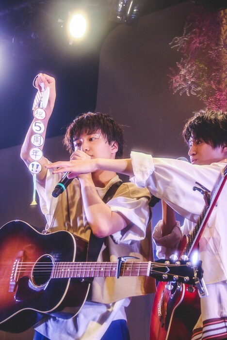 最後のサプライズ発表を読み上げるさくらしめじ。（撮影：鈴木友莉）