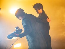 永瀬正敏と岩田剛典。(c)講談社