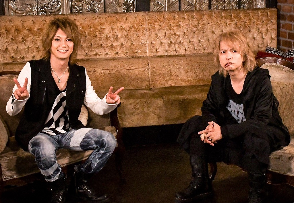 喜矢武豊（ゴールデンボンバー）とHYDE。(C)TBS