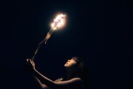 Aimer、全国ツアーのテーマは“赤と青”