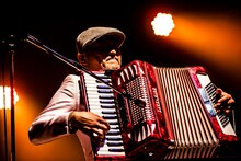 沖祐市（撮影：青木カズロー）