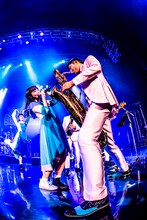 アイナ・ジ・エンドと谷中敦。（撮影：青木カズロー）