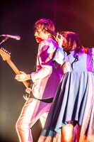 加藤隆志とアイナ・ジ・エンド。（撮影：青木カズロー）