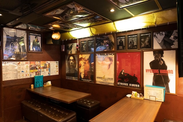 店内には隙間なく氷室のポスターが。