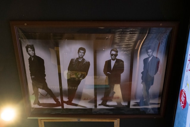 見上げると天井にもBOOWYのポスター。