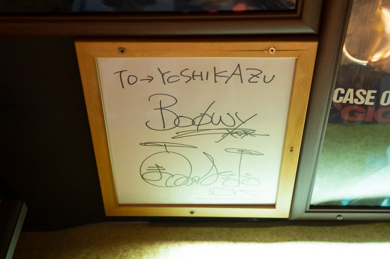 バンドメンバーやサポートメンバーの直筆サイン色紙も多数飾られている。