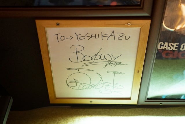 バンドメンバーやサポートメンバーの直筆サイン色紙も多数飾られている。