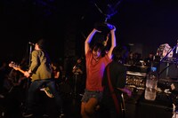 ドラム椅子を掲げて駆け回るオガワリョウタ（Dr）。（Photo by Masanori Fujikawa）